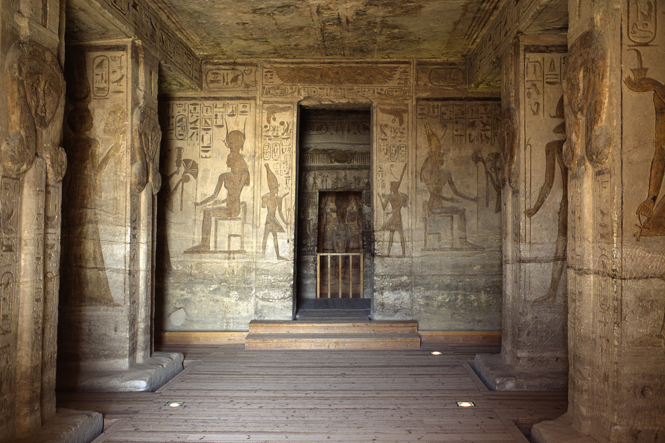 egyp09_20 abu simbel nefertari colonnes.jpg - Abu Simbel  temple de Nefertari Provia 100 F